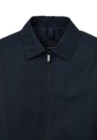 Giacca blu navy con colletto, zip frontale completa e texture liscia. Etichetta del marchio "CALLIO" situata all'interno del colletto.