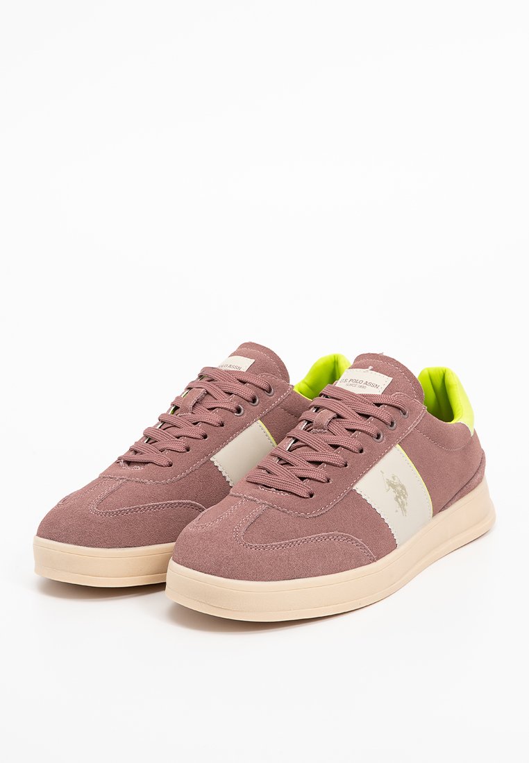 Sneaker in suede rosa con una striscia bianca laterale e accenti gialli. Presentano una linguetta imbottita e suola in gomma testurizzata.