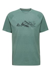 Camiseta verde de manga corta hecha de un tejido suave con un estampado gráfico de montaña en la parte frontal. Cuello redondo con mangas raglán.