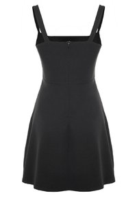 Robe noire sans manches avec un corsage ajusté, jupe évasée et fermeture à glissière au dos ; fabriquée en tissu lisse sans motifs visibles.