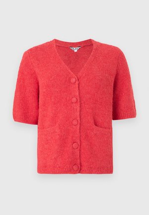 Cardigan rouge à manches courtes en tissu duveteux avec col en V, cinq boutons recouverts de tissu et deux poches avant.