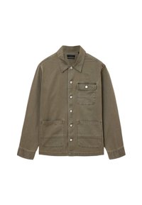 Giacca bottonata verde oliva con tre tasche frontali: una tasca sul petto con bottone e due tasche aperte inferiori, maniche lunghe e colletto.