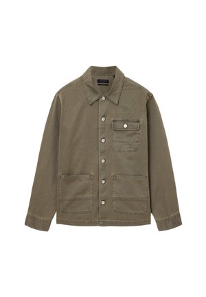 Olivgrüne Knopfjacke mit drei vorderen Taschen: einer geknöpften Brusttasche und zwei offenen Taschen unten, langen Ärmeln und einem Kragen.