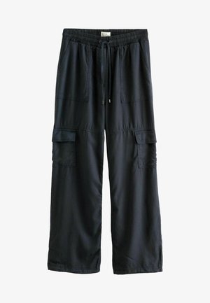 Schwarze Cargohose mit elastischem Bund und Kordelzug, mit großen Front- und Seitenklapptaschen, gerade geschnittener Bein.