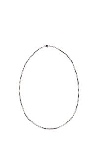 Naszyjnik ze srebrnego metalu z cienkim łańcuszkiem, złożony z ogniw połączonych ze sobą i z bezpiecznym zapięciem. Gładka faktura, klasyczny design.