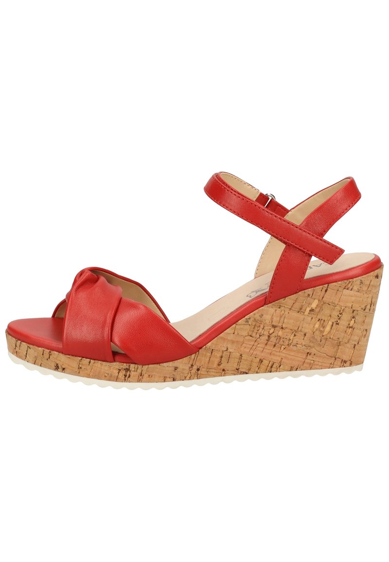 Sandales compensées en cuir rouge avec un détail noué sur la bride des orteils, talon en liège et bride de cheville réglable. Texture lisse avec une semelle plate.