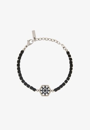 Zwarte kralenarmband met een hexagonale zilveren bedel met een ontwerp van een scheepstuur, vastgezet met een zilveren karabijnsluiting.