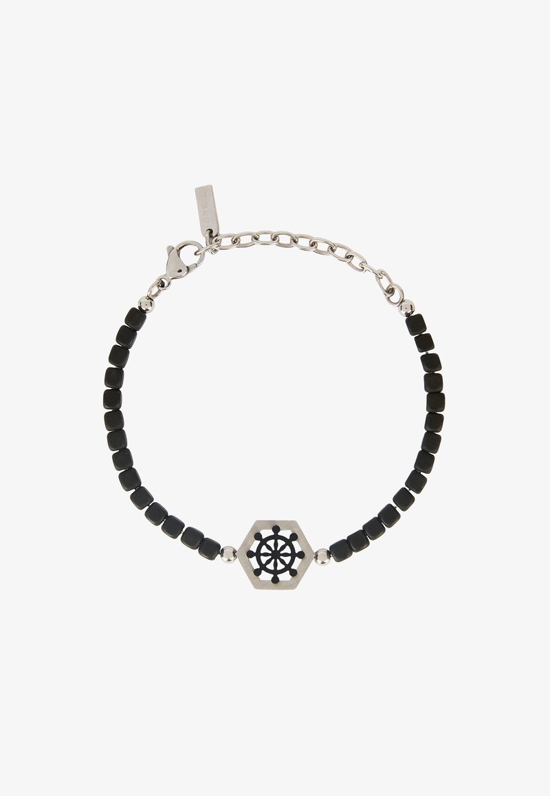 Pulsera de cuentas negras con un charm plateado hexagonal que presenta un diseño de timón de barco, asegurada con un cierre de langosta plateado.