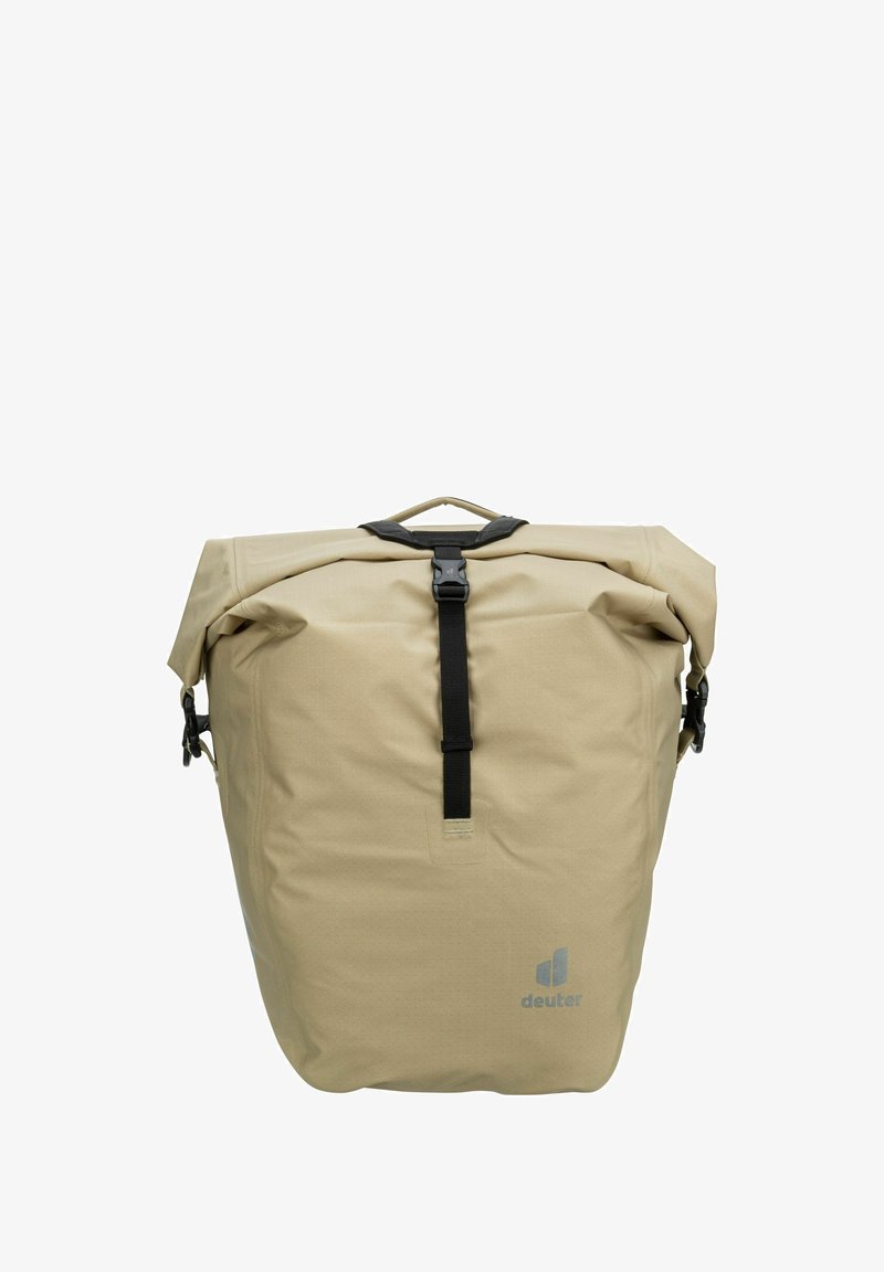 Braune Rolltop-Rucksack aus wasserdichtem Material. Verfügt über schwarze Träger, einen Schnallenverschluss und ein Logo an der Unterseite. Glatte Oberfläche.