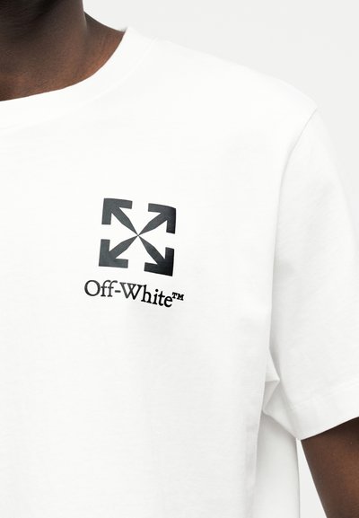 Λευκό T-shirt με το λογότυπο Off-White που έχει τέσσερα μαύρα βέλη να δείχνουν προς τα έξω πάνω από το όνομα της μάρκας στο στήθος.
