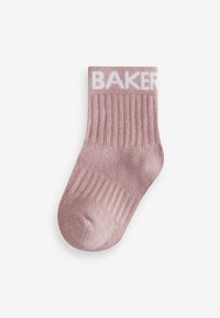 Chaussette rose à rayures avec le texte blanc "BAKER" au niveau de la cheville. Texture douce avec une forme de chaussette standard.