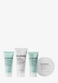 Quattro prodotti per la cura della pelle disposti: due tubi verde aqua, un tubo bianco e un contenitore rotondo bianco, tutti etichettati con "ELEMIS" e dettagli specifici del prodotto.