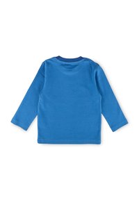 Maglietta blu a maniche lunghe per bambini con colletto blu scuro, appoggiata piatta e mostrante il retro su uno sfondo bianco.