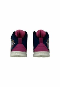 Sneakers mid-top blu navy e rosa con suola bianca testurizzata, un design di personaggi colorati e linguette per facilitare l'indossamento.