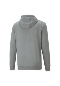 Sudadera con capucha gris hecha de tela suave, con bolsillo frontal, capucha ajustable con cordón y puños y dobladillo acanalados. Diseño liso sin patrones.
