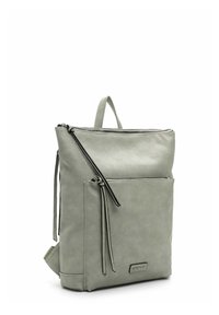 Zaino in finta pelle grigia con apertura superiore zip, tasca frontale e spallacci regolabili. Presenta un tirante della zip decorativo e una maniglia laterale.