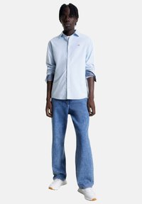 Tommy Jeans TJM CLASSIC OXFORD - Camisa - chambray blue