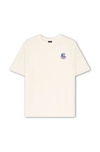 Tricou din bumbac de culoare crem, cu guler rotund și mâneci scurte. Prezintă un logo grafic albastru în zona stângă a pieptului.