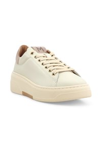 Scarpa da ginnastica bassa color crema con lacci beige, suola robusta, occhielli in metallo e dettagli color marrone chiaro sul tallone e sulla linguetta con il logo "M".