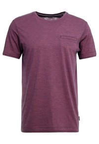 Camiseta de manga corta en púrpura oscuro, con cuello redondo y un bolsillo en el lado izquierdo del pecho. Fabricada con un material suave y texturizado con un sutil patrón jaspeado.