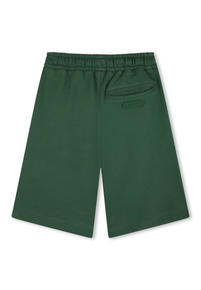 Shorts en coton vert avec une taille élastique, une poche arrière et des détails de logo en relief. Texture lisse et coupe ajustée.