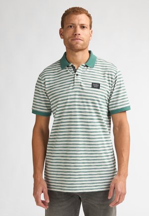 Gestreiftes Poloshirt mit grünen und weißen horizontalen Streifen, einem grünen Kragen, kurzen Ärmeln und einem kleinen Logo-Patch auf der Brust.