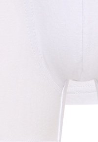 Weiße Baumwollunterwäsche mit nahtlosen Kanten, weicher Textur und elastischem Bund. Verfügt über ein kleines Etikett auf der Rückseite für Größeninformationen.