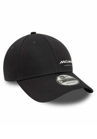 Schwarze Baseballmütze aus Baumwolle mit gebogenem Schild, verstellbarem Riemen und McLaren-Logo in Weiß auf der Vorderseite.