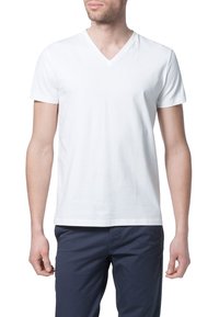 Hvid bomulds T-shirt med V-hals og korte ærmer, der har et enkelt design og en blød tekstur. Ingen synlige mønstre eller detaljer.