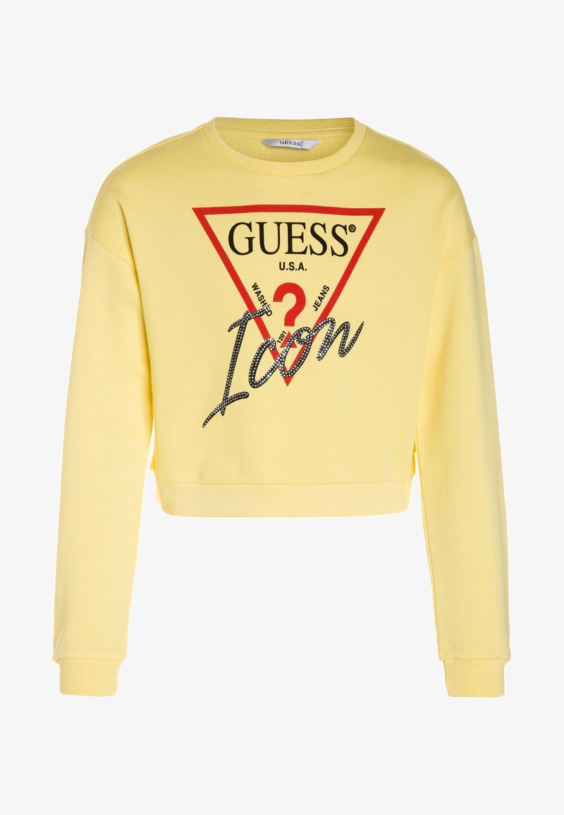 Sweat-shirt court jaune avec un col rond. Présente un graphique en triangle rouge avec "GUESS" et "Icon" en noir avec un motif texturé.