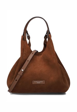 Borsa in suede marrone con un design morbido e rilassato. Presenta un manico corto, una tracolla rimovibile e un logo in metallo accentato sulla parte anteriore.