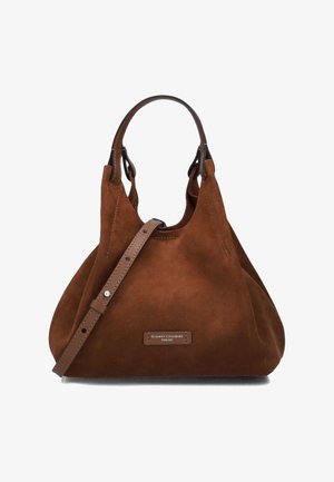 Borsa in suede marrone con un design morbido e rilassato. Presenta un manico corto, una tracolla rimovibile e un logo in metallo accentato sulla parte anteriore.
