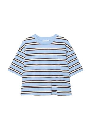 Svijetloplava majica kratkih rukava s crno-bijelim horizontalnim prugama i okruglim izrezom, ravno položena na bijeloj pozadini.