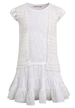 Biała sukienka z krótkimi rękawami, koronkowy kardigan i haftowany falbany na dole. Posiada kwiatowe wzory oraz teksturowane detale dzianiny.