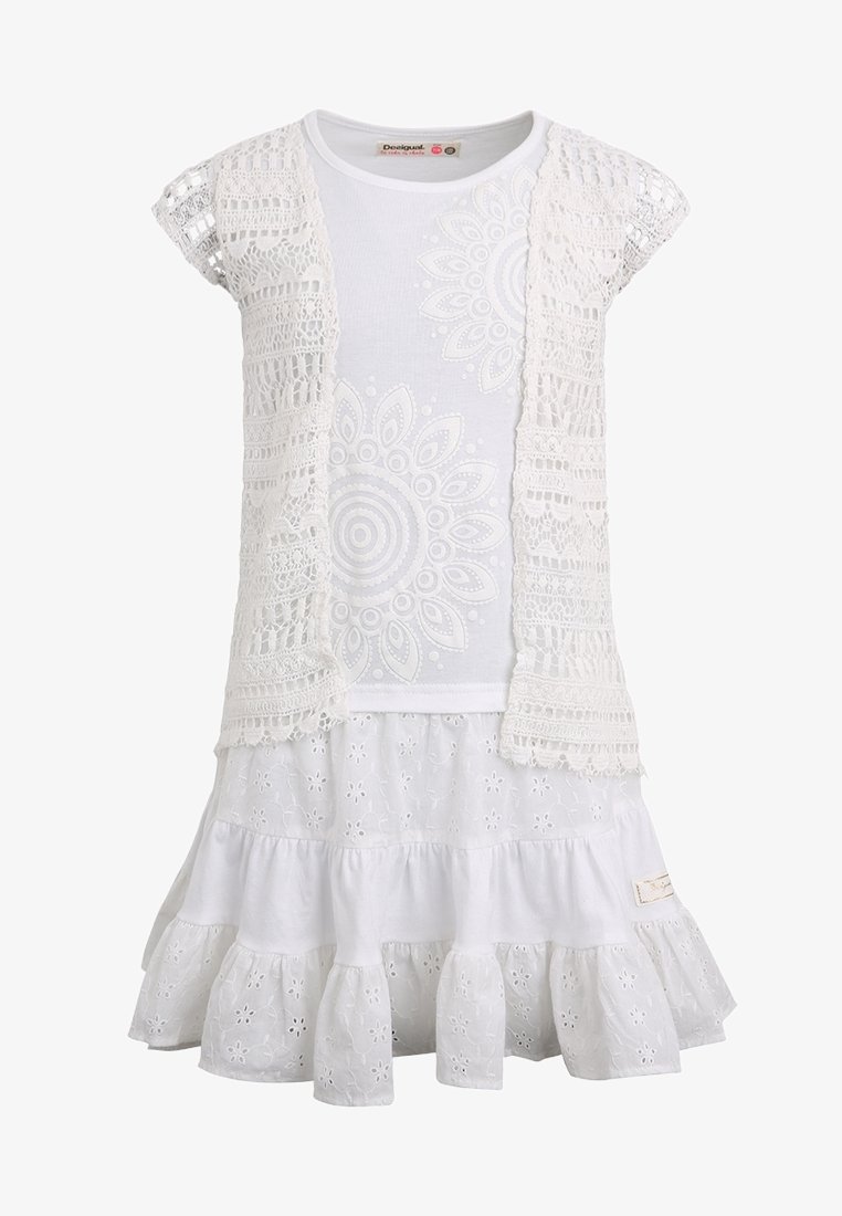 Bílé šaty s krátkými rukávy, krajkovým kardiganem a vyšívaným volánkem. Obsahují květinové vzory a texturované pletené detaily.