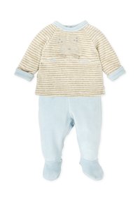 Camiseta de manga larga a rayas beige y crema con un diseño de ratón; pantalones de forro polar azules con pies, de textura suave en todo su cuerpo.