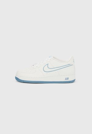 Witte leren sneaker met lichtblauwe accenten, geperforeerde neus en een gestructureerde zool, met een Nike-swoosh en "AIR" merknaam op de hiel.