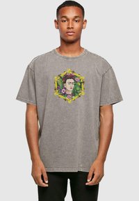 Merchcode FRIDA KAHLO FRAME THREE ACID WASHED HEAVY OVERSIZE TEE - Marškinėliai su spaudiniu - asphalt