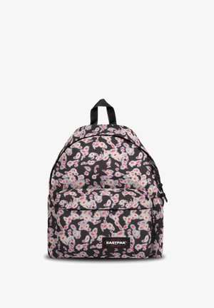 Mochila negra con estampado floral en blanco y rosa, material de tela, bolsillo frontal con cremallera y herrajes negros. Cuenta con correas ajustables para los hombros.