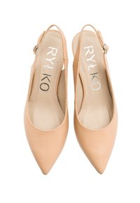 Nude skórzane szpilki typu slingback z ostrym noskiem, otwartymi bokami i srebrnym logo marki na wkładce.