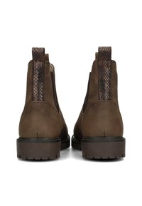 Botines de cuero marrón con un acento texturizado de patrón de serpiente en la parte trasera y paneles elásticos en los laterales; suela robusta con un ligero tacón.