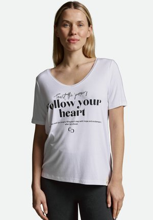 Weißes Baumwoll-T-Shirt mit V-Ausschnitt und kurzen Ärmeln. Mit schwarzem Text: „Folge deinem Herzen“ und begleitenden Phrasen. Weicher Stoff.