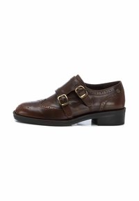 Zapato de cuero marrón con dos hebillas doradas, detalles de brogue, punta redondeada y tacón bajo negro. Textura suave, diseño clásico.