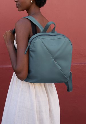 Gusti Leder, REISEGEPÄCK | RUCKSÄCKE | HERRENRUCKSÄCKE SANNA UNISEX - Sac à dos - blau