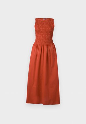 Φόρεμα χωρίς μανίκια σε σκουροπορτοκαλί χρώμα με σφηκοφωλιά στο πάνω μέρος, τετράγωνο ντεκολτέ και μαζεμένη φούστα που πέφτει κάτω από τη μέση της γάμπας σε ουδέτερο φόντο.