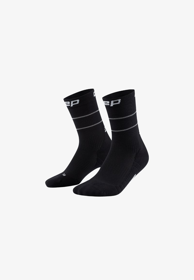 Calcetines deportivos negros con textura acanalada, que presentan rayas horizontales grises y un logo, diseñados para comodidad y rendimiento.