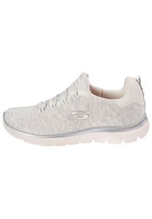 Jasnoszary sneaker Skechers z materiałową cholewką, srebrnymi akcentami, białą podeszwą, sznurowanym fasonem i pętelką na pięcie, widoczny z zewnętrznej strony.
