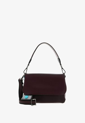 Sac à main en cuir bourgogne avec rabat repliable, bandoulière ajustable, quincaillerie argentée et finition texturée. Comprend une pièce d'accent amovible.