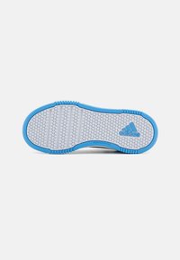 Semelle en caoutchouc bleu avec un motif en nid d'abeille, présentant des bandes texturées et l'étiquette "NON MARQUANT". Logo Adidas sur le côté.