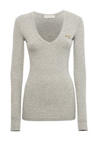 Maglione grigio a maniche lunghe e scollo a V realizzato in tessuto a coste. Presenta un piccolo logo metallico accentato sul lato sinistro del petto.